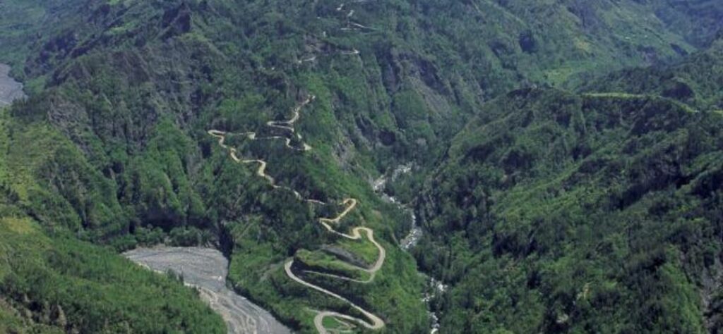 Route des 400 virage vers cilaos, la meilleure route à moto à la Réunion