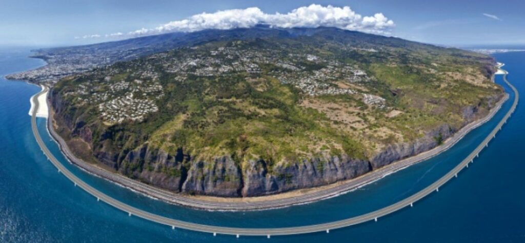 Roulez à moto sur la route du littoral avec Runryders Réunion